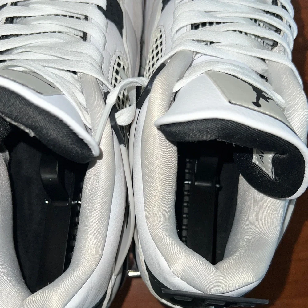 Jordan 4 “Military Black” White Black-Neutral Grey
Black and White Sneakers - Picture 6 of 8
